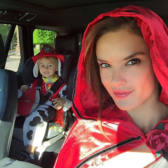 Alessandra Ambrosio no se quedó atrás, así que deleitó a sus fanáticos con un disfraz de la Caperucita Roja. ¡Muy bien acompañada de su hijo!