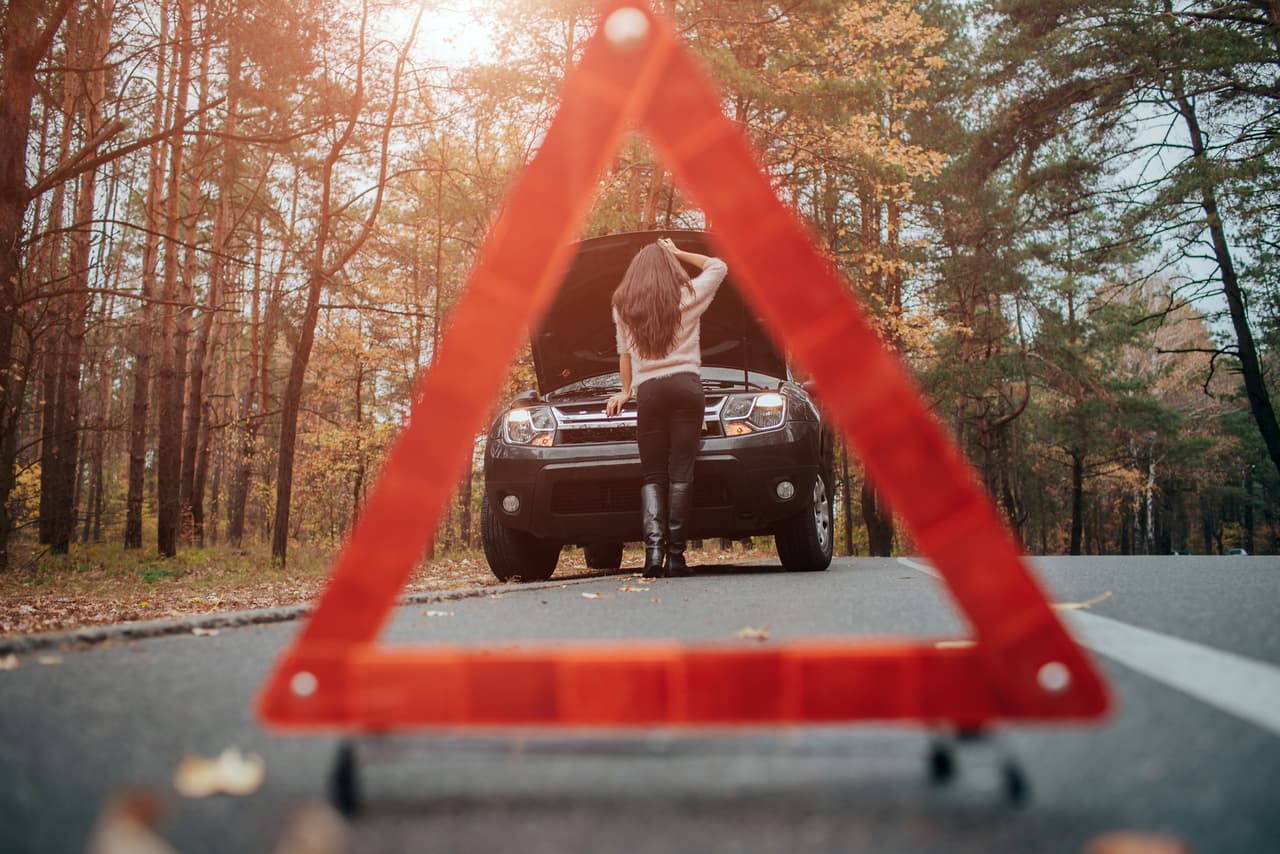 No es recomendable que pares y dejes enfriar el motor varias veces, eso es síntoma de que algo está mal y solo estarías ocasionando que algunas piezas del mismo se dañen. Si no has podido llegar con tu mecánico de confianza lo recomendable es llamar a alguna asistencia en el camino y esperar a que llegue una grúa por ti.