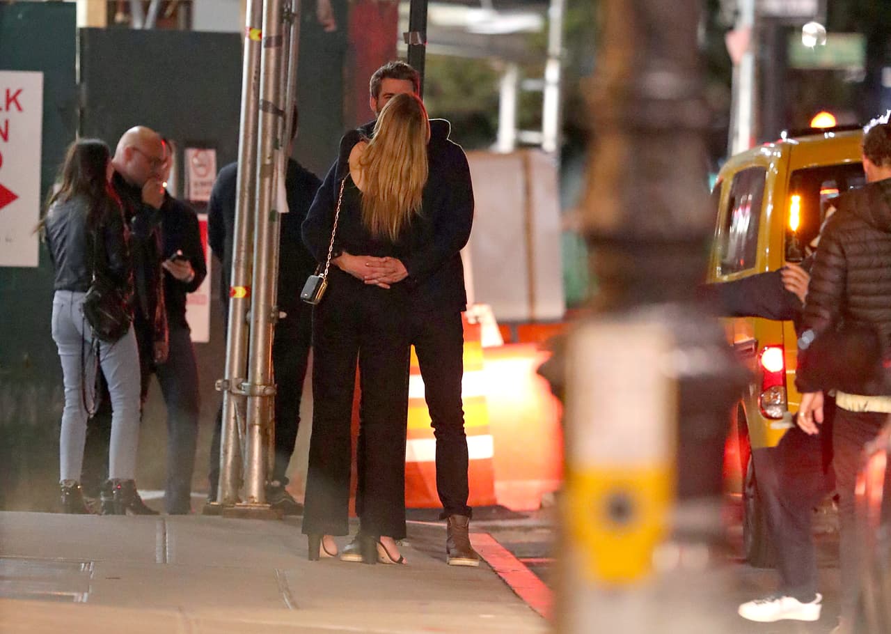 Los actores, ambos de Australia, también fueron fotografiados besándose en público. Hasta ahora no se ha hecho oficial que mantengan una relación amorosa. 
<br>