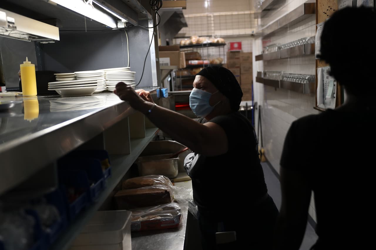 Educar a los empleados sobre el uso y el lavado seguro de las cubiertas faciales.