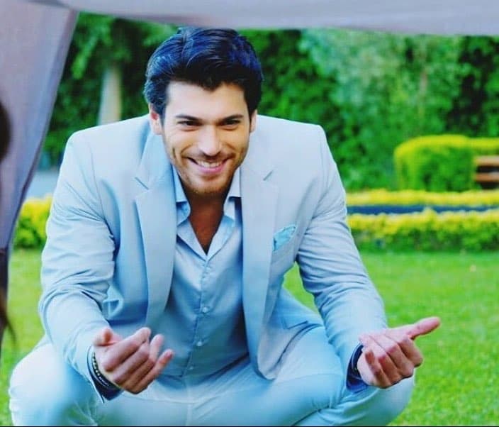 En 2017 ganó fama a nivel mundial por su interpretación de Ferit Aslan en
<b>‘Luna llena’</b>, donde dio vida a un hombre de negocios,