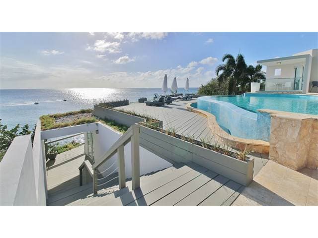 La residencia ubicada frente al mar tiene siete habitaciones, ocho baños completos y dos parciales, cuenta con unos 9,000 pies cuadrados de construcción, .352 acres y estaba a la venta por $4.2 millones. Además, tiene una casa de huéspedes, una sala de juegos, un teatro, dos cocinas, una serie de terrazas.