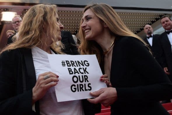 Julie Gayet, actriz francesa, y la directora francesa Lisa Azuelos mostraron el cartel a los medios.