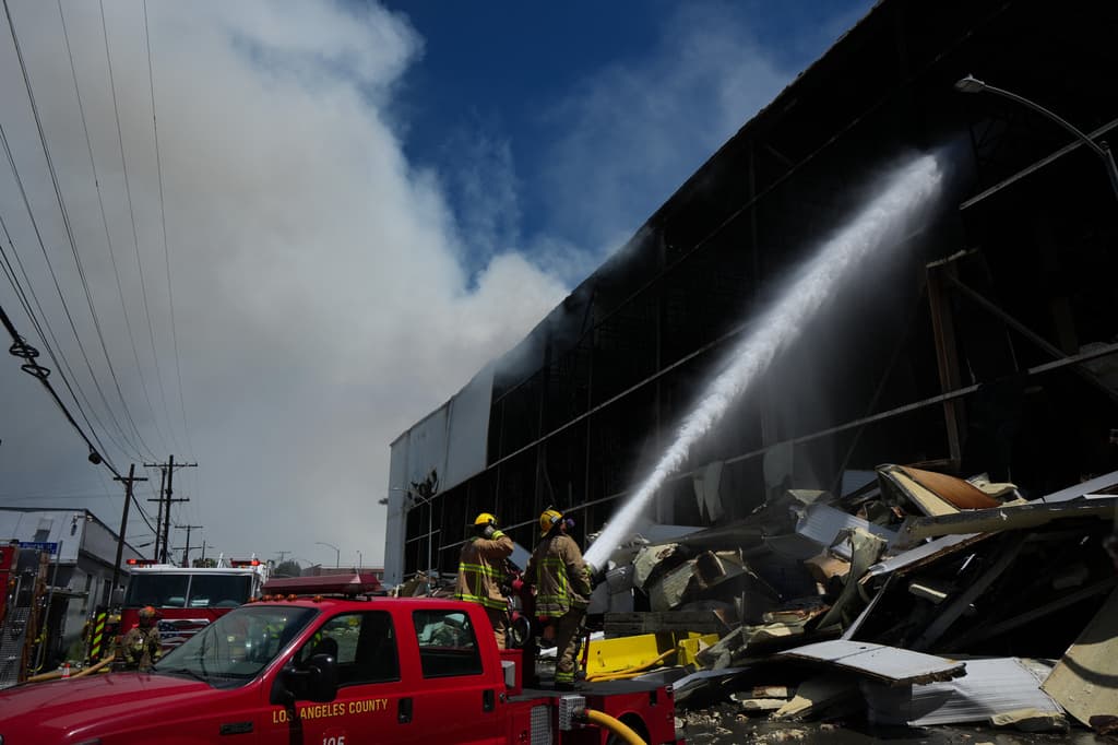 Incendio en almacén de Boyle Heights pierde fuerza: qué dicen los bomberos de Los Ángeles
