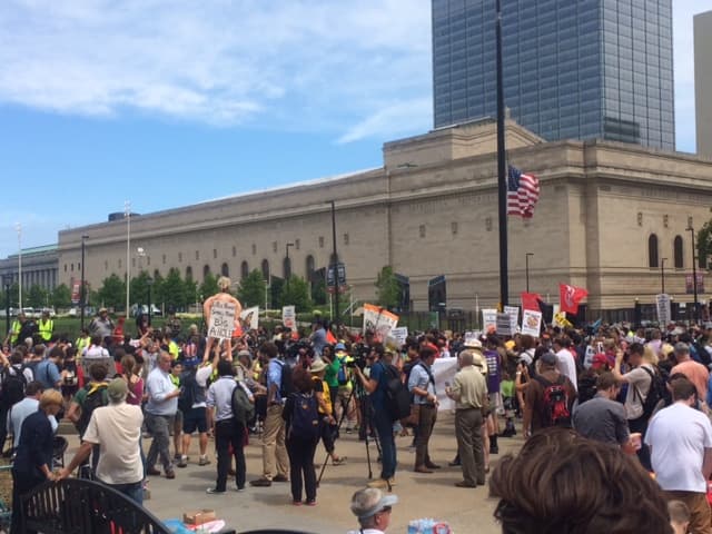 Ambiente fuera del Quicken Loans, donde se lleva a cabo el primer Día de la Convención Nacional Republicana.