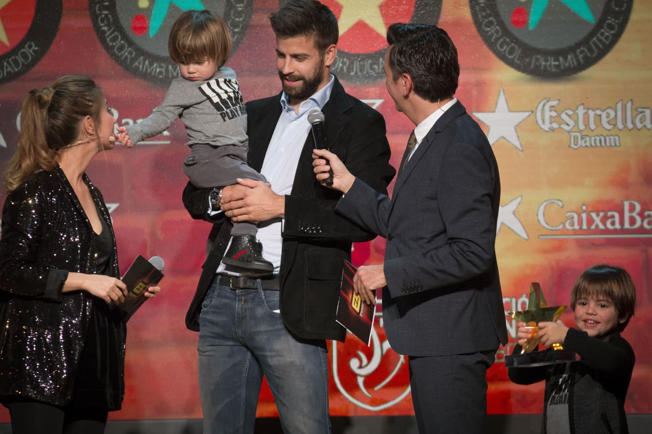 Gerard recibió el premio al mejor futbolista catalán.