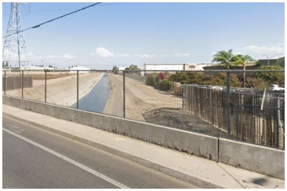 El sospechoso corrió para escapara de los agentes hacía la parte trasera de la tienda ubicada en el 7900 White Lane y ya tenía todo planeado para su gran escape, pero algo sucedió.