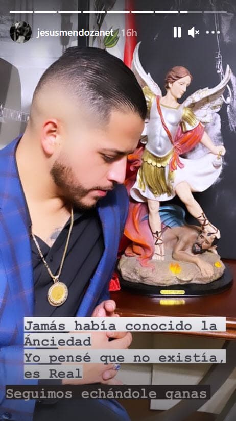 La tarde del 26 de marzo, el exponente de regional mexicano compartió esta fotografía en sus historias de Instagram, donde deja que ver
<b>sufre de ansiedad.</b>
<br>