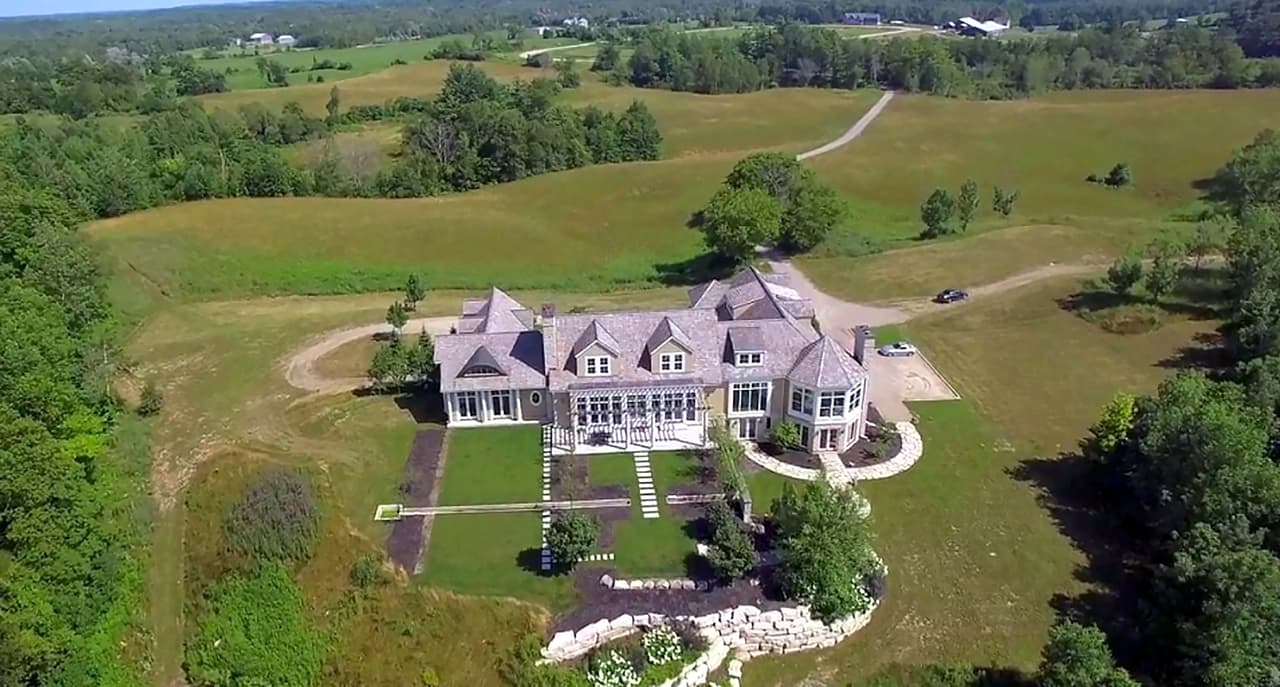 De acuerdo con el diario español 
<a href="https://elpais.com/elpais/2018/08/24/gente/1535119497_872968.html" target="_blank">El País</a>, el cantante compró una casa en Ontario, a solo una hora de Toronto.