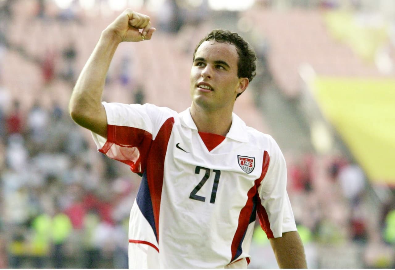 Donovan también lideró el equipo de Estados Unidos que llegó a cuartos de final del Mundial del 2002, donde eliminó en octavos de final a México. Fue premiado como el mejor jugador joven del torneo.