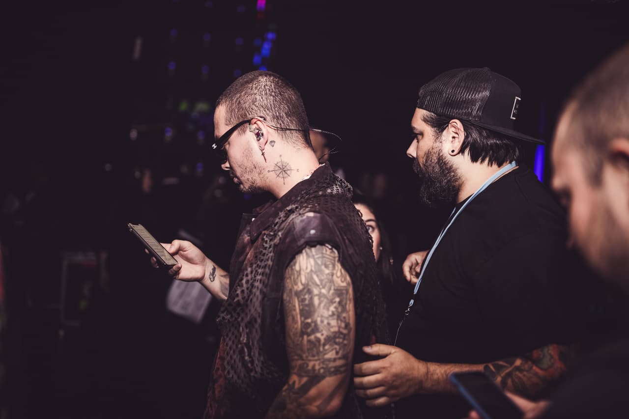 J Balvin aprovechó el momento para revisar sus redes sociales.