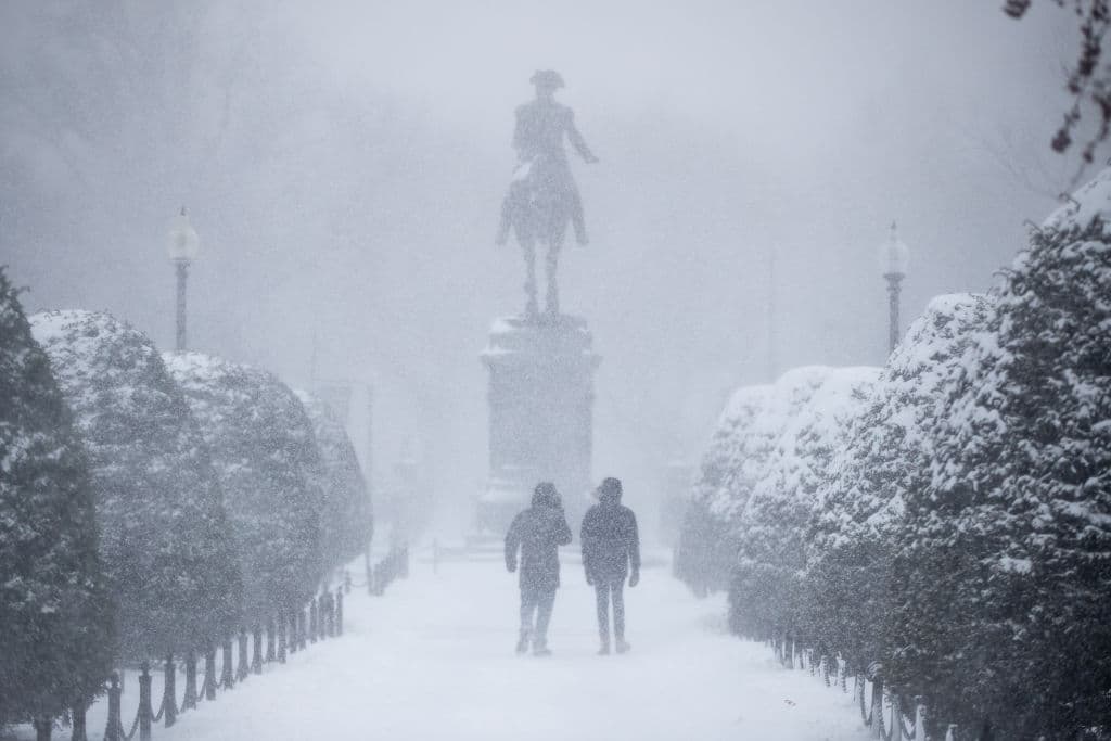 El sábado por la mañana la tormenta se convirtió en un 'ciclón bomba', lo que significa que se intensificó rápidamente y tuvo una gran caída de presión en 24 horas, según dijo el Centro de Predicción Meteorológica del NWS.