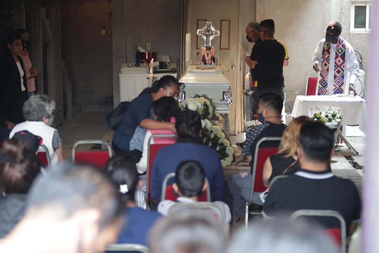 Brandon
<b> </b>era el mayor de tres hermanos y cursaba el primer año de la preparatoria. Sus familiares cuentan que le gustaba escuchar música rap, y en ocasiones les ayudaba en un puesto de tacos.