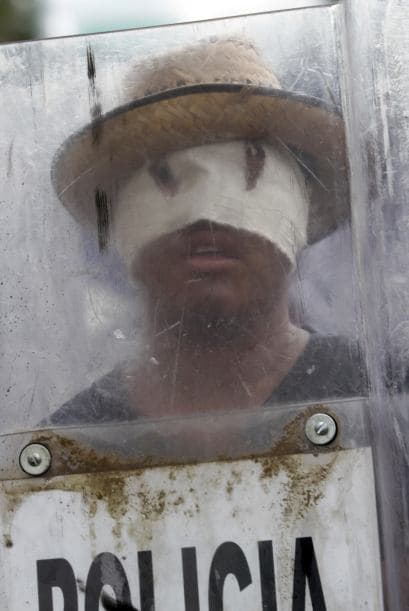 Centenares de personas marchan en Acapulco, Guerrero, en protesta por los 43 estudiantes desaparecidos.