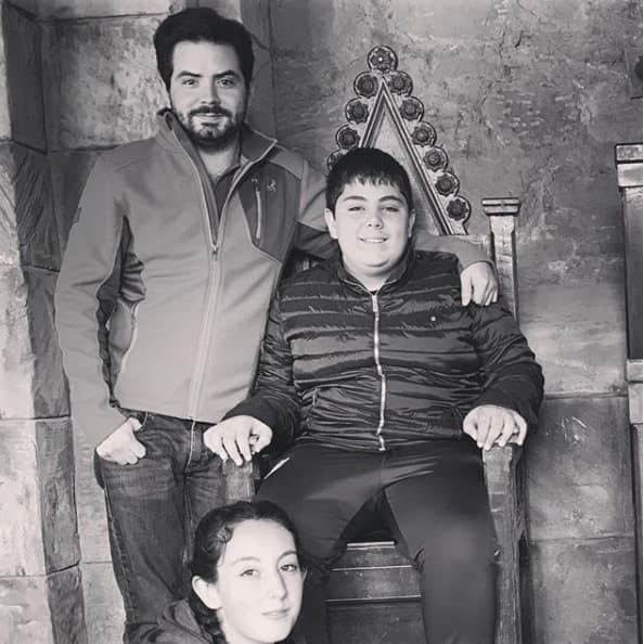 Así es como Victoria ha mostrado la sana convivencia que existe entre sus tres retoños: José Eduardo, Vicky y Anuar. La actriz aseguró al diario Publimetro que le gusta ser una mamá que educa y disciplina a sus hijos.