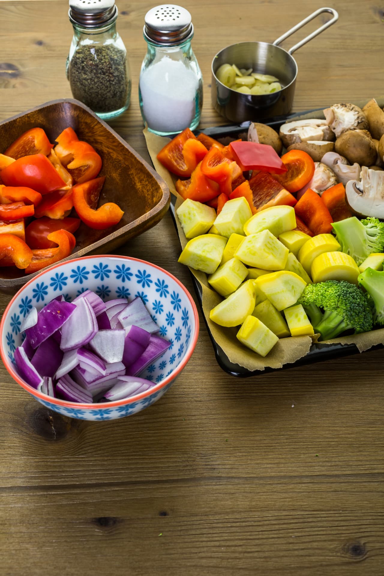Además cuando hagas la lista de lo necesites no olvides agregar corazones de alcachofas, pimientos rojos asados, aceitunas y huevo escalfado.