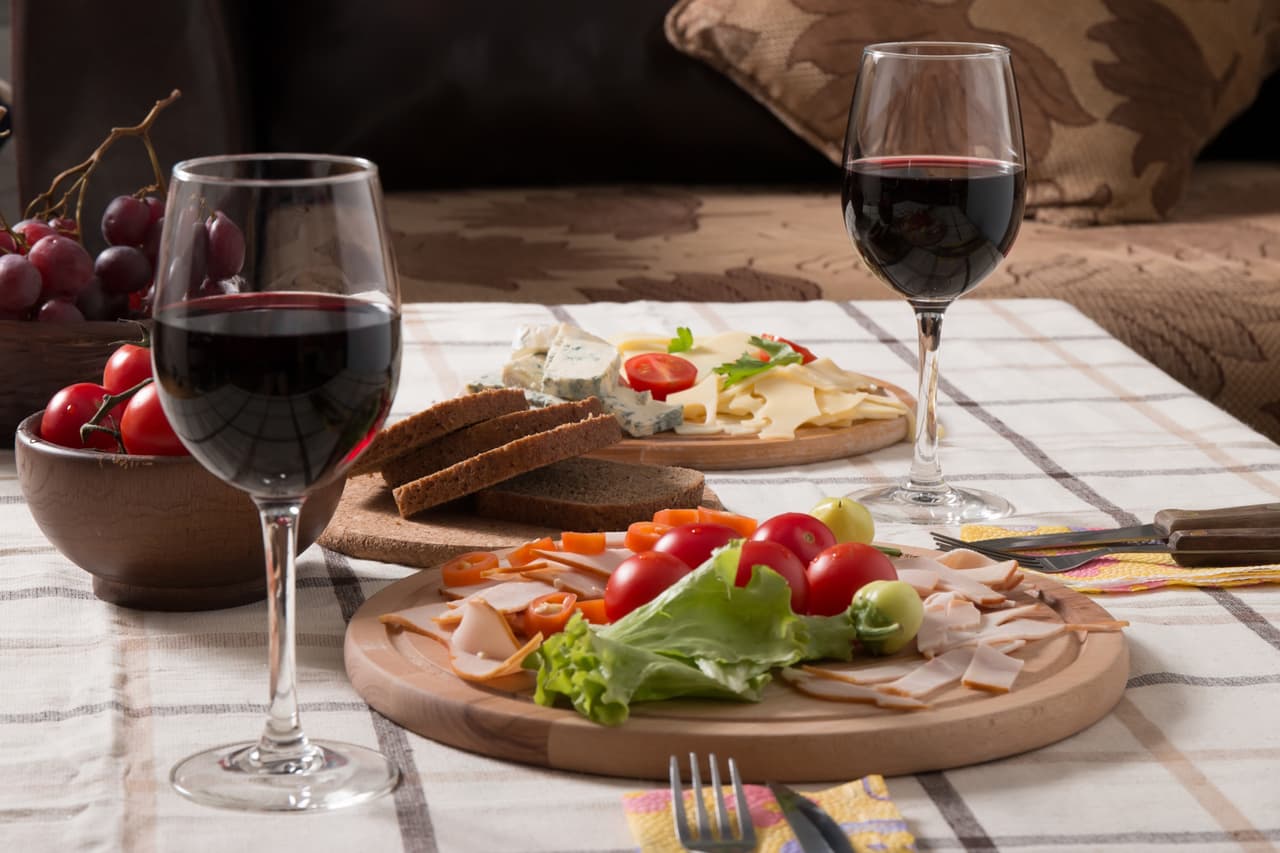 Para bebidas lo más recomendables es vino tinto o blanco. Puedes preparar un clericot para las personas que solo gustan de un pequeño sabor del vino en sus bocas.