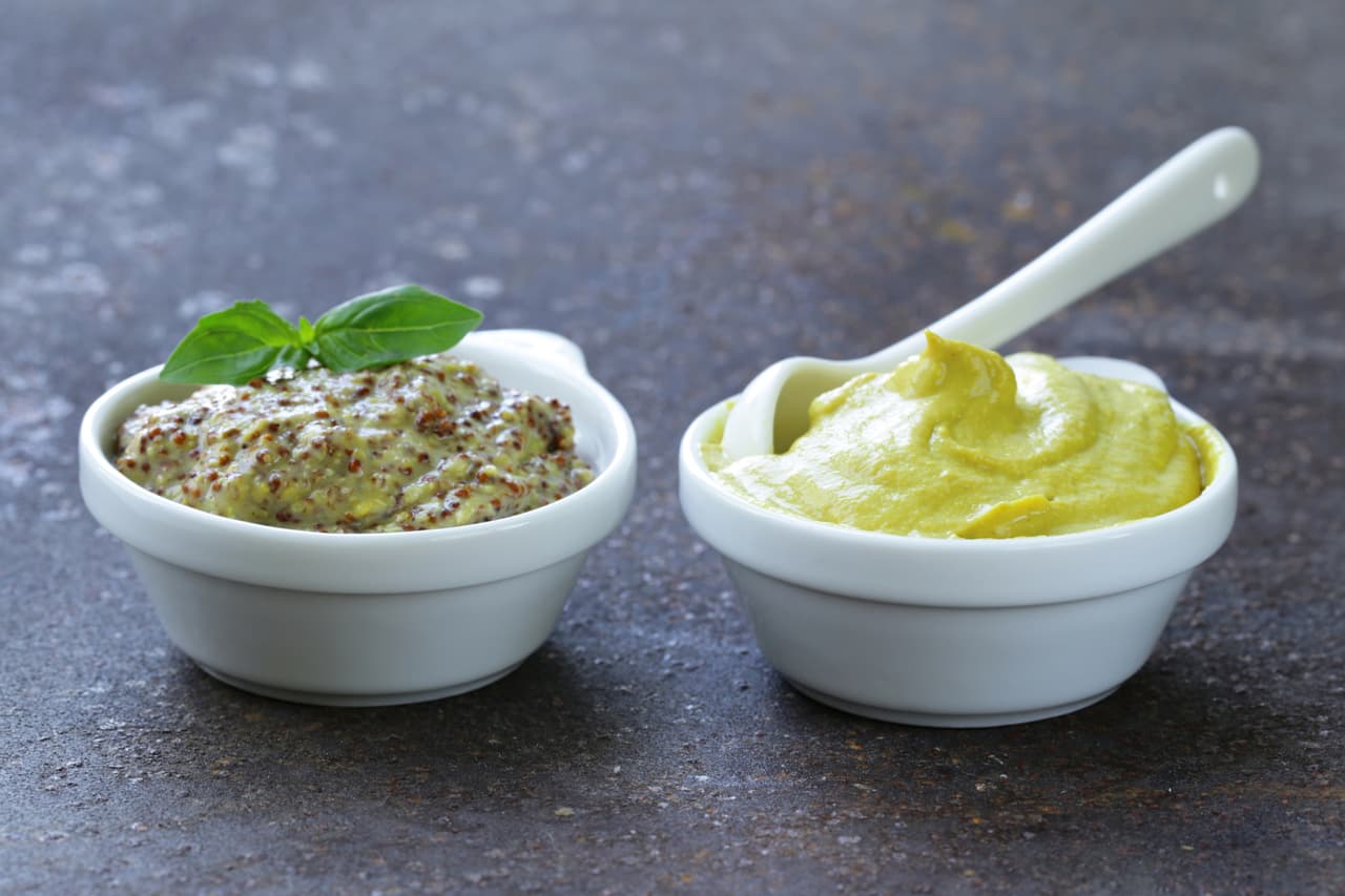 Puedes comprar conservas dulces, prepara dos salsas; una picante y ácida. Si quieres experimentar prepara una agridulce.