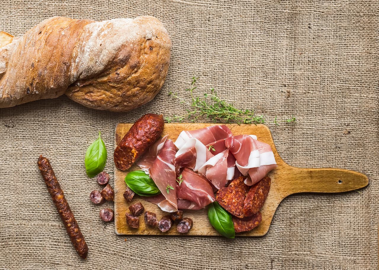 Aparte de los quesos, entre los acompañamientos debes tener presente preparar los encurtidos, conservas, embutidos y salsas.