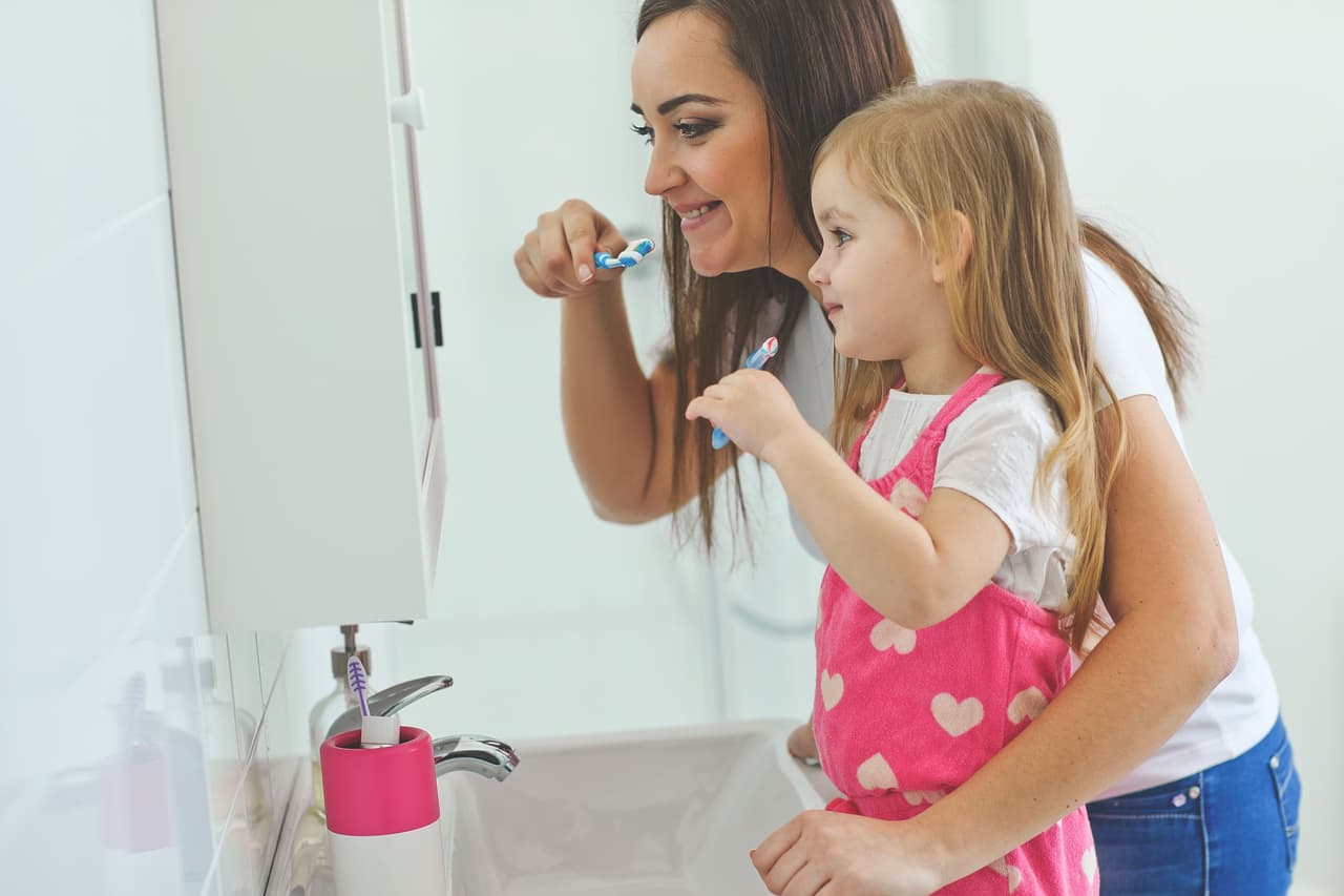 Supervisar. Permitir a los pequeños que se laven la boca sin ser vigilados podría acarrear un desastre. Así como les enseñaste a dormir e ir al baño solos, del mimo modo debes mostrarles cómo debe cepillarse.