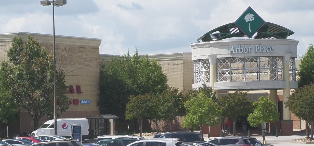 Arrestan a 19 menores por participar en una pelea dentro de un centro comercial en Georgia