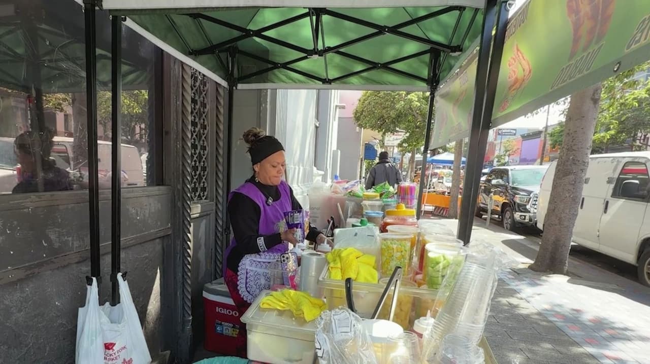Vendedores ambulantes dicen que la SB 972 encarece requisitos y podría sacarlos de las calles