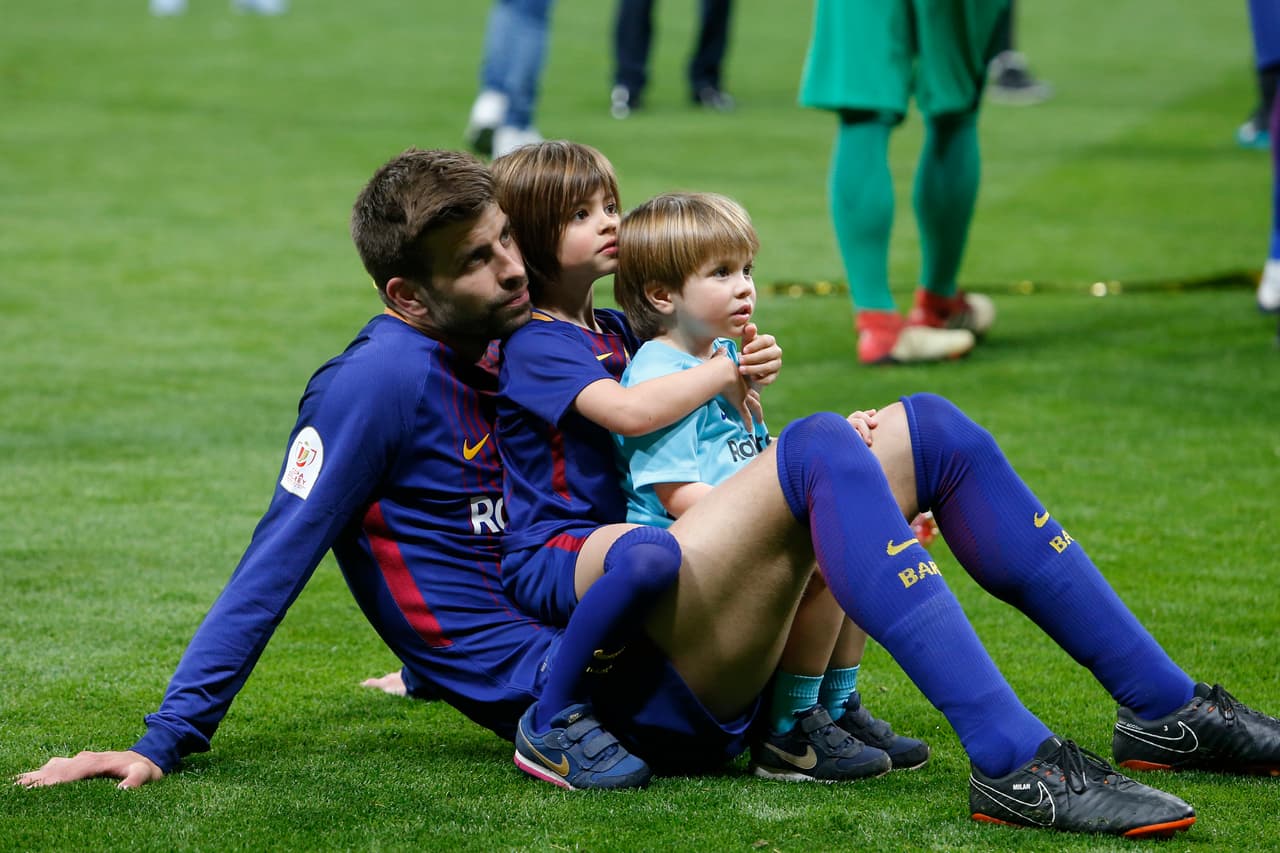 Así lo hizo el fin de semana anterior, cuando el
<b><a href="https://www.univision.com/deportes/futbol/aficionado-del-sevilla-les-reclamo-a-los-jugadores-tras-la-derrota-5-0-ante-barcelona-video">Barcelona conquistó la Copa del Rey al vencer al Sevilla</a></b>. Llamó la atención que ella no bajó al campo de juego a celebrar con Piqué, sino que envió a sus hijos.