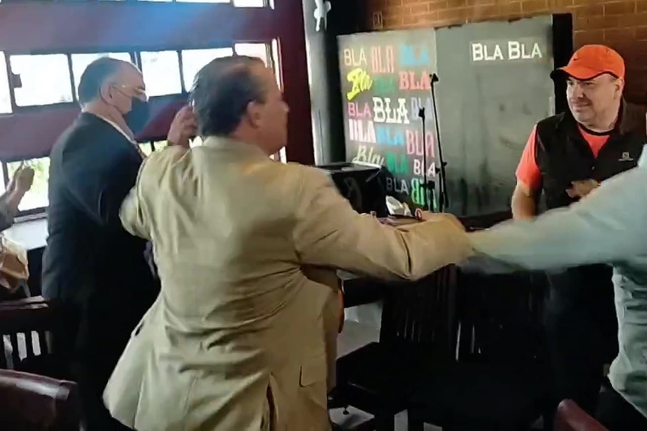 El pasado martes 5 de abril, Alfredo Adame ofreció una rueda de prensa en la Ciudad de México y ahí fue increpado por Manuel Montalvo, defensor legal del llamado 'Cazafantasmas', y comenzó una trifulca en la que al artista fue a dar al piso entre una ola de golpes y patadas de bicicleta. 
<br>