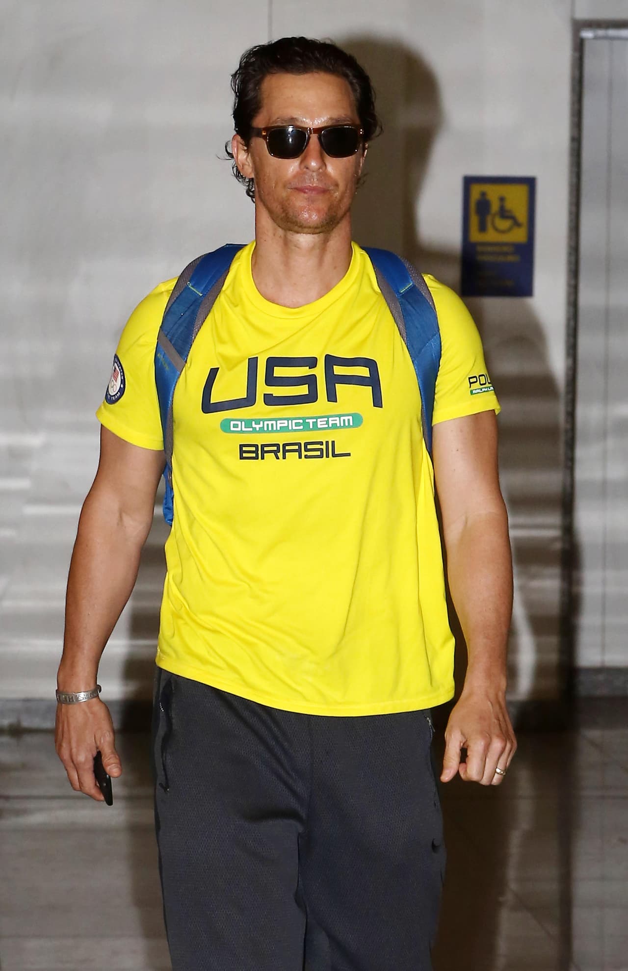 Al actor y su esposa se les vio paseando por Río, comiendo de lo lindo y apoyando a los nadadores de Estados Unidos.