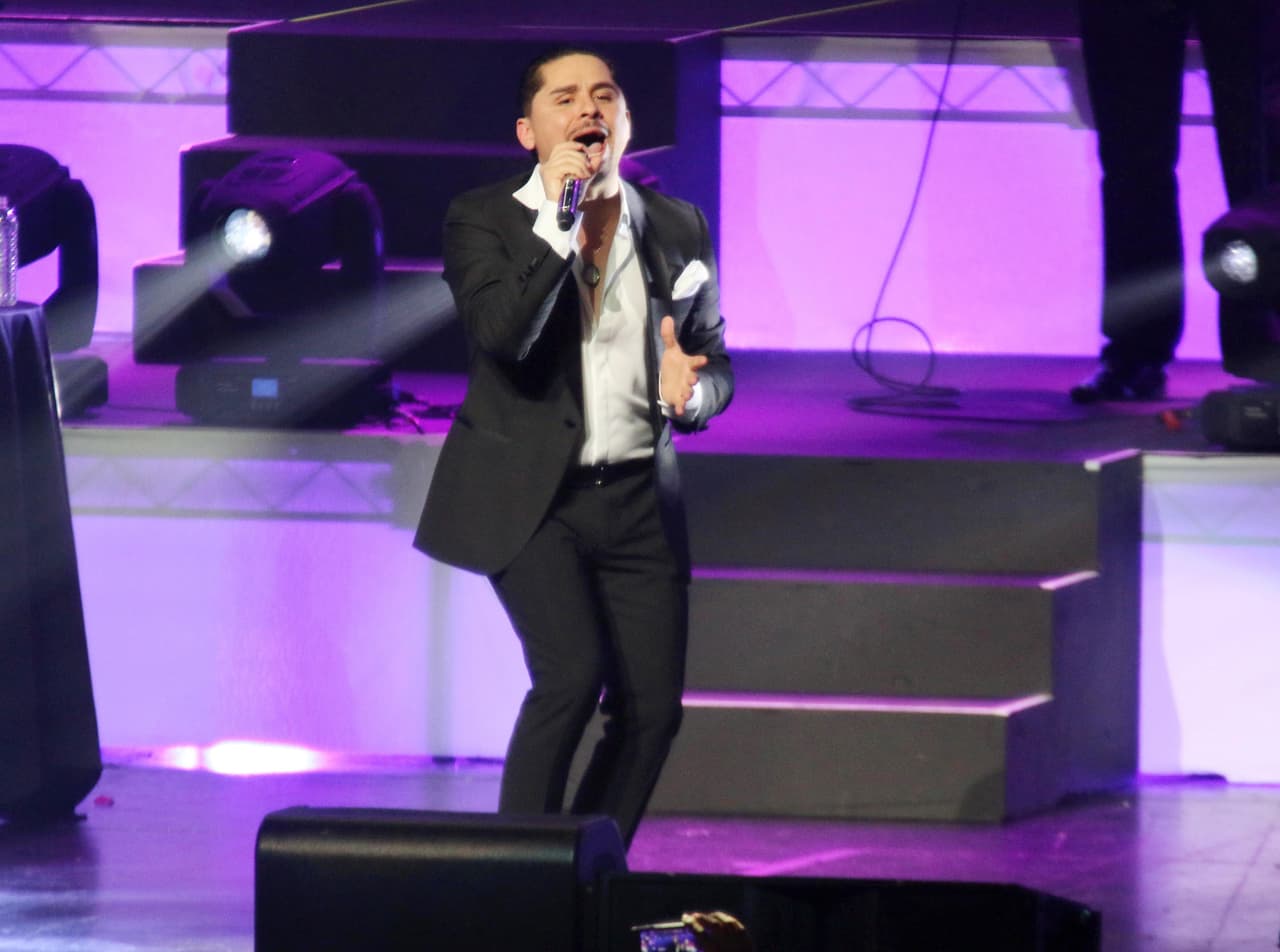 Resulta que se revelaron videos del hotel en el que supuestamente el empresario fue privado de su libertad por el cantante y otros integrantes de su producción.