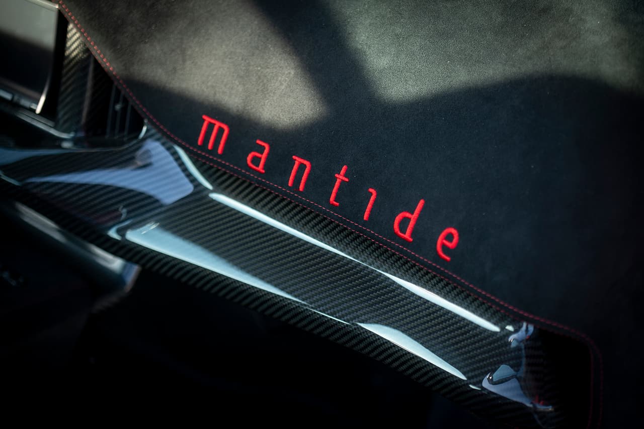 Recibido en los eventos automovilísticos más prestigiosos del mundo, este Bertone Mantide seguramente será el centro de atención en cualquier reunión de automóviles.