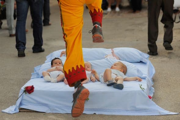 También conocido como el Salto del Colacho simboliza la lucha contra el pecado original con el que nacen los pequeños.