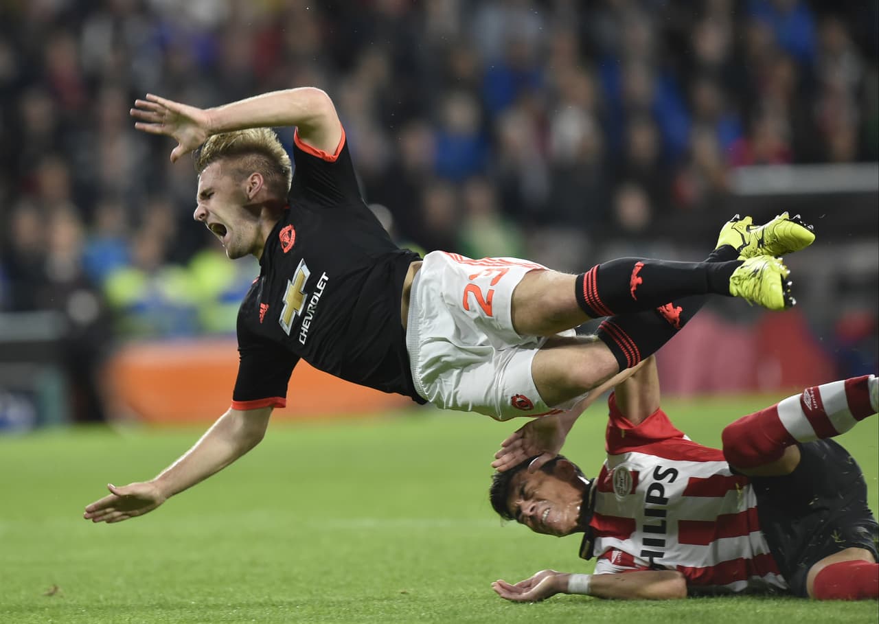 Luke Shaw, prudcuto de esta entrada de Hector Moreno, sufró iuna fractura en su pierna derecha.