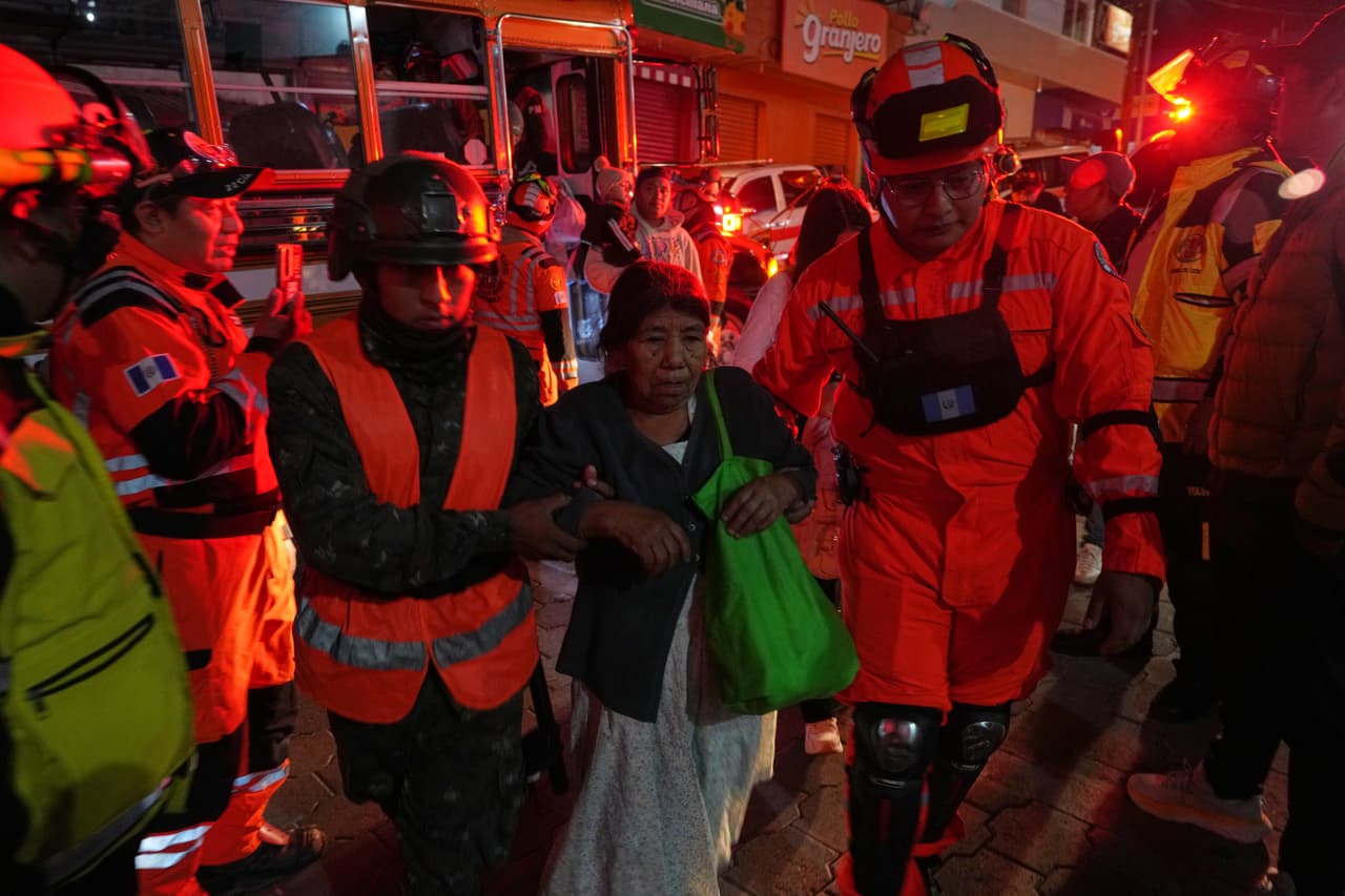 Los expertos del Insivumeh explicaron que por la erupción también se genera una fuente de lava de 200 a 300 metros de altura sobre el cráter y que la columna de ceniza puede superar los 7.000 metros. Además, avisó sobre la dispersión de ceniza a alturas entre 5.000 a 6.000 metros que se desplazan a distancias hasta 130 km hacia el oeste, llegando a las costas del Pacífico.