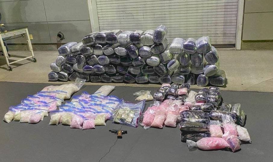 En general, las autoridades federales dijeron que las drogas incautadas tienen un valor en la calle de $33 millones.
<br>