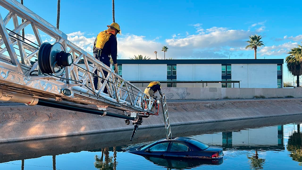 El vehículo sedán fue localizado la mañana de este miércoles 28 de febrero en un canal de agua ubicado cerca de 22nd Ave y Indian School Road, en Phoenix.