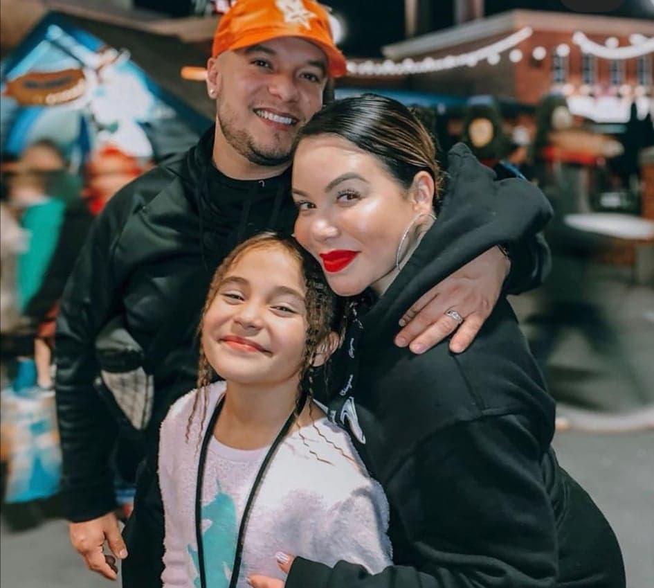 De acuerdo con el intérprete de regional mexicano, su primogénita y su esposa llevan una
<b> muy buena relación</b>.