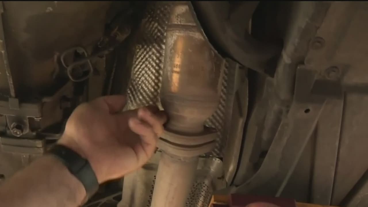 Dos negocios de venta de partes de vehículos enfrentan una demanda del fiscal de Los Ángeles