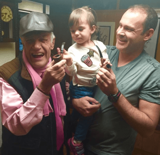 Alan Tacher está seguro que su padre es cómplice desde el cielo de cada uno de sus logros. Y aunque este mes lo lleva a la nostalgia por la partida de su padre sus cinco "cachorros" lo aterrizan a la felicidad.