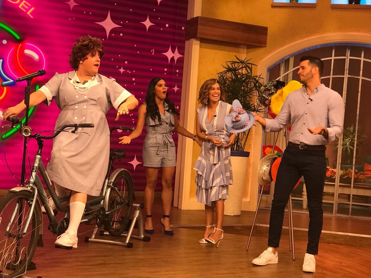 Este karaoke ciclístico pintaba para ser muy divertido. Doña Meche llevó hasta la bicicleta.