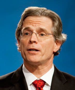 19. JOHN STRANGFELD- La financiera Prudential Financial aumentó en 10% el salario de este CEO, lo que permitió a que llegara a los $16,187,028.