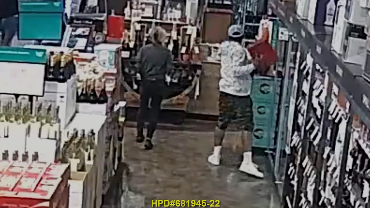 Recompensa por este trío sospechoso de robar una botella de alcohol de $4,200 'destilado' para clientes como ellos