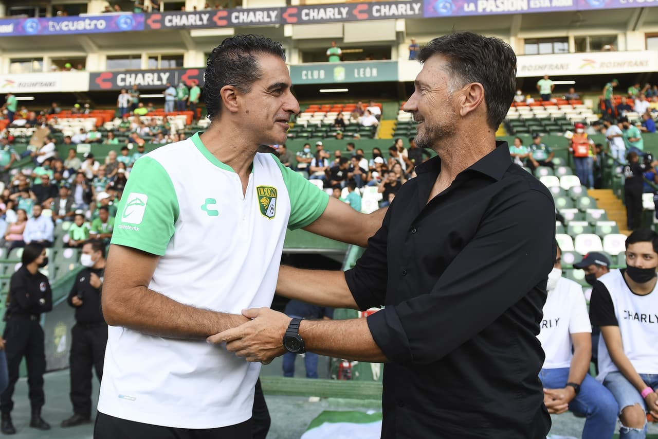 Los entrenadores se saludaron antes del juego.