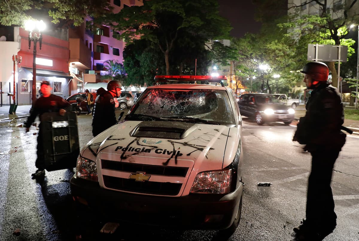 Los enfrentamientos con la policía también causaron daños en vehículos