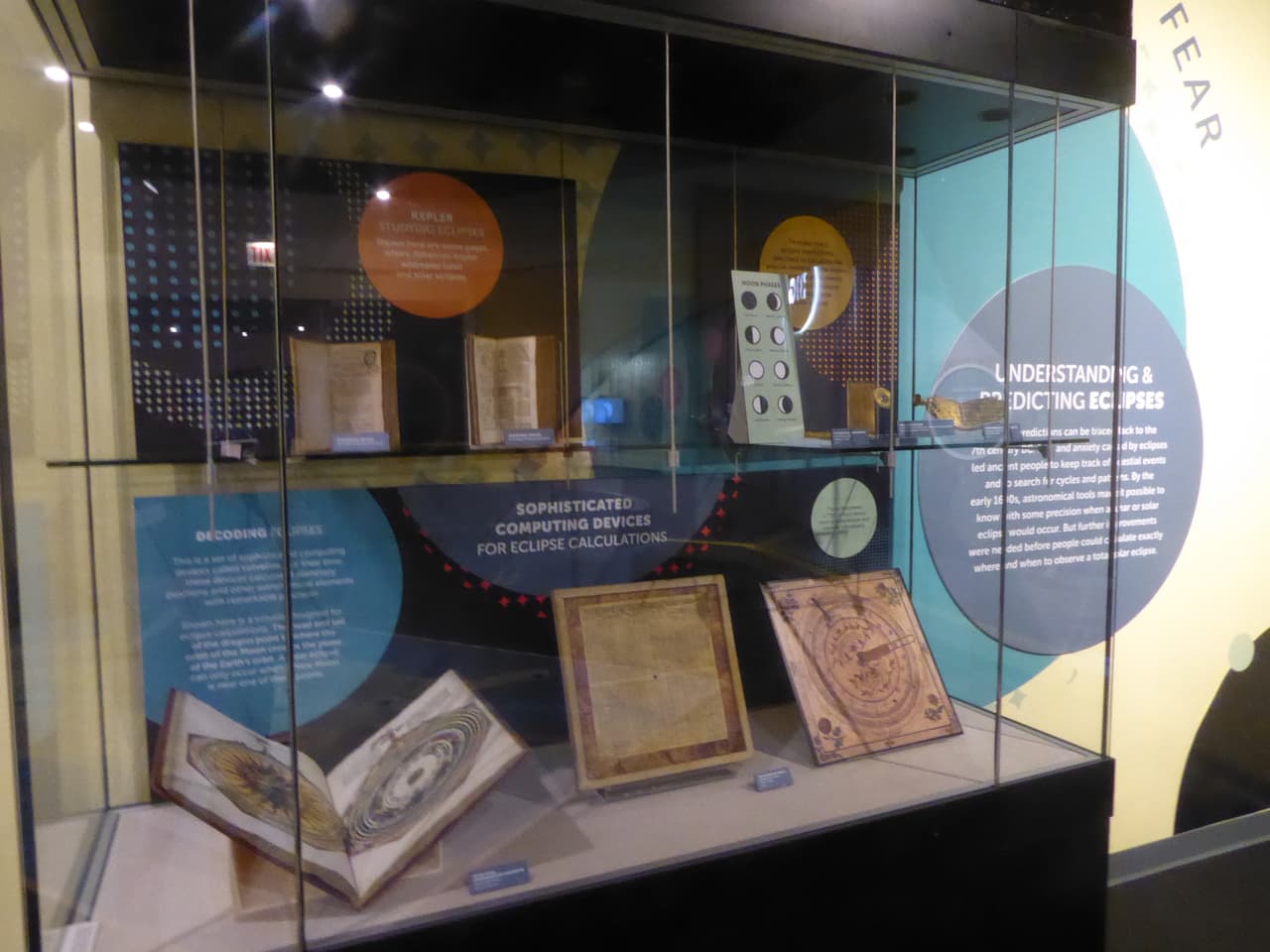 Así como testimonios y diarios de personas que se han dedicado a seguir estos fenómenos celestes y estudiar su impacto en las mareas, las animales y demás. Por ejemplo, sabías que la temperatura desciende unos grados cuando está ocurriendo el eclipse.