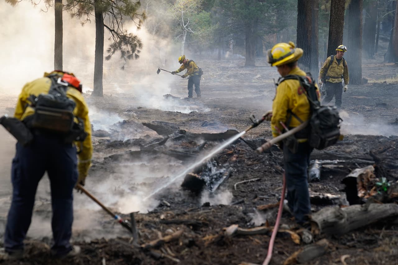 El cambio en el viento podría ayudar a los equipos de bomberos a adentrarse en zonas densas de bosque para comenzar a despejar árboles caídos y ramas que bloqueaban rutas a comunidades aisladas, y hacer más seguro el regreso de los evacuados.