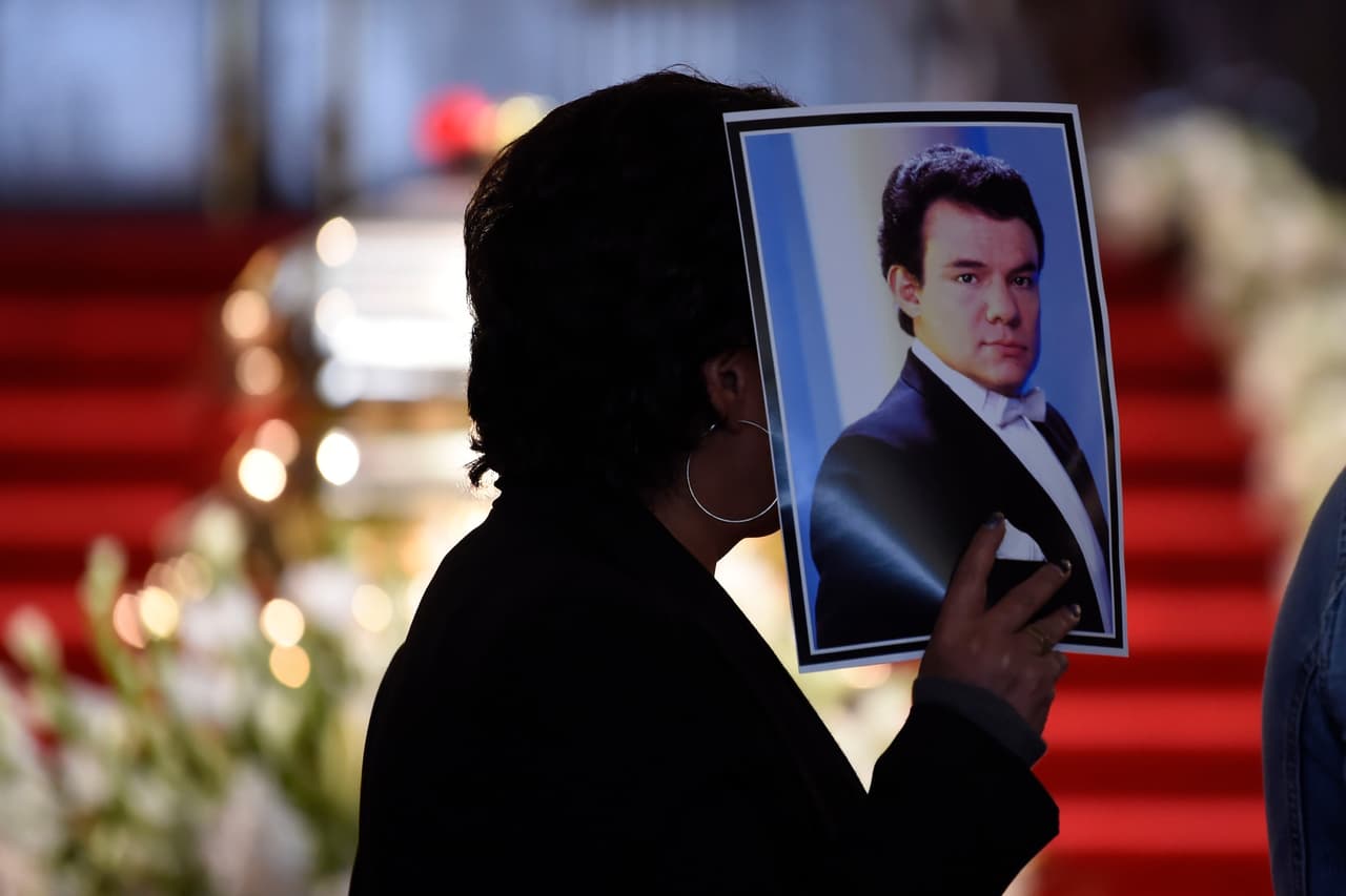 Suárez del Real añadió que
<b><a href="https://www.univision.com/shows/despierta-america/con-un-juntos-para-siempre-los-hijos-de-jose-jose-y-su-madre-agradecen-tener-las-cenizas-del-principe-en-mexico-video">la mamá de José Joel y Marysol Sosa</a></b> estaba abrumada por todas las emociones del día. "Una de las emociones más fuertes es darte cuenta de cómo está aquello que enterraste y
<b>fundirlo con lo que queda de quien fue tu marido</b>. Eso la puso mal y es entendible", expresó. Al parecer, él desconocía que era la primera vez que la ex modelo y actriz iba a un entierro.