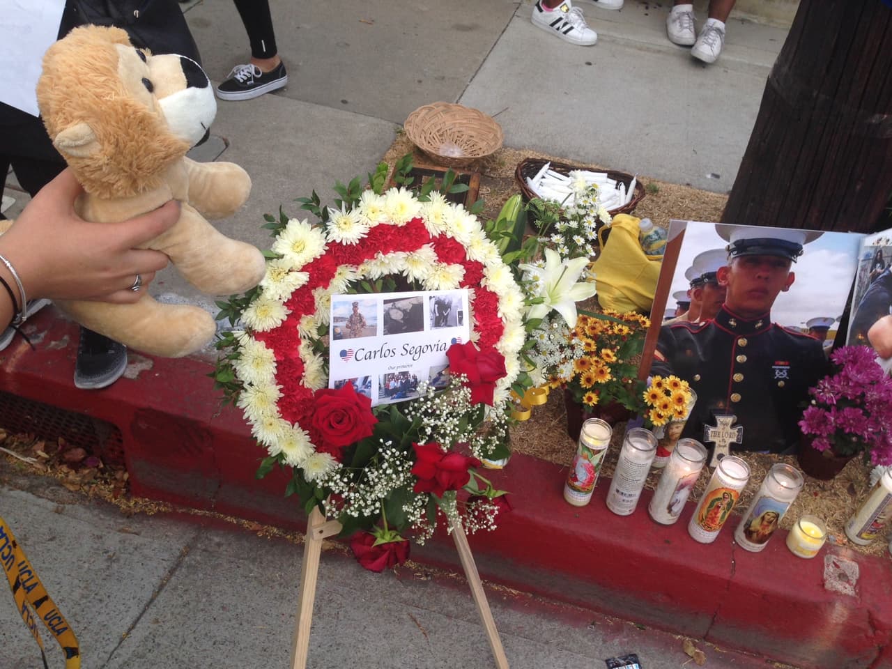 Una emotiva vigilia recordó a Carlos Segovia, el marine que murió luego de ser baleado en el Sur de Los Ángeles.