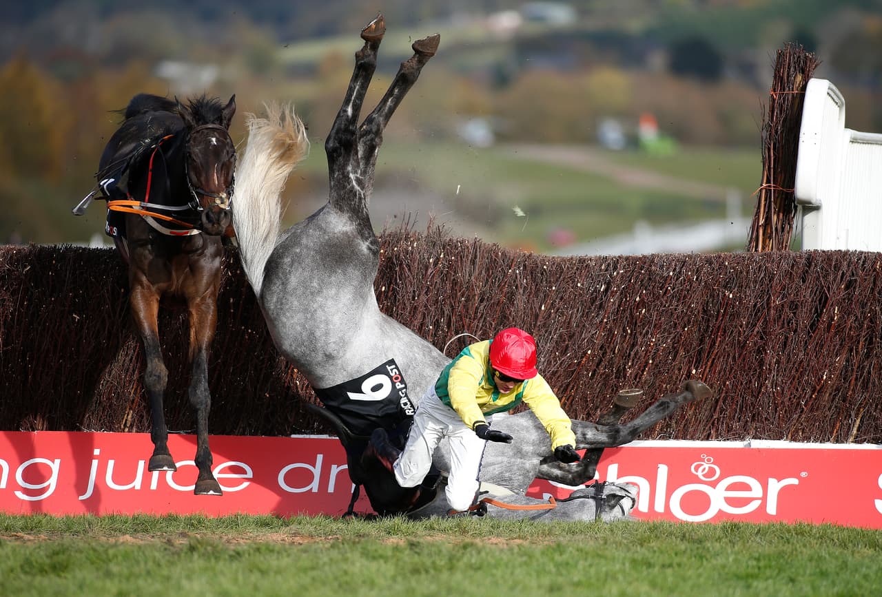 La impresionante caída de inmediato generó la pausa en la competencia para atender el accidente.