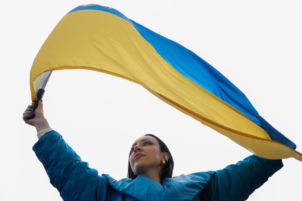 Maria Litichevska presumió la bandera de Ucrania, país expuesto a perder el apoyo de EEUU durante su guerra con Rusia.